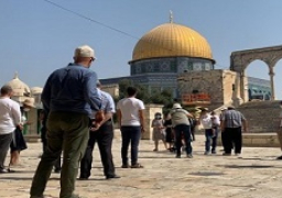 مُستوطنون إسرائيليون يؤدون طقوسًا تلمودية في محيط المسجد الأقصى المبارك