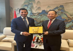 الصور.. خلال جولته بالصين.. وزير الرياضة يلتقي رئيس شركة دافينج الصينية