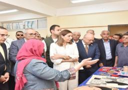 بالصور .. وزيرة الثقافة ومحافظ شمال سيناء يفتتحان معرضًا للحرف التراثية بالشيخ زويد