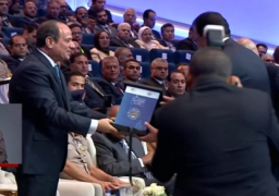 وزير الصحة يهدي الرئيس السيسي نسخة من الاستراتيجية الوطنية للسكان والتنمية “2023-2030”