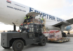 أولى شحنات المساعدات الإغاثية البحرينية إلى غزة تصل مطار العريش