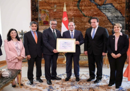 بالصور ..الرئيس السيسي يتسلم شهادة المستوى الذهبي على مسار القضاء على فيروس “سي” في مصر