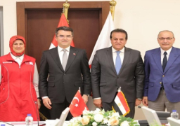 بالصور.. وزير الصحة يستقبل رئيس هيئة الكوارث والطوارئ والسفير التركي لبحث سبل التعاون لإيصال المساعدات الطبية لأهالي غزة