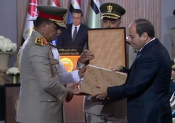 بالفيديو والصور.. أوائل الكليات العسكرية والجامعات يقدمون للرئيس السيسي هدايا تذكارية