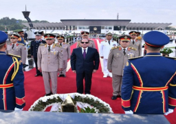 بالفيديو والصور.. الرئيس السيسي يضع إكليل الزهور على النصب التذكاري لشهداء القوات المسلحة