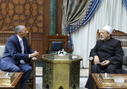 شيخ الأزهر يستقبل سفير مصر لدى الفاتيكان ويبعث رسالة إلى البابا فرنسيس