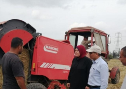 قيادات وزارة البيئة تتابع سير العمل اليومي بمنظومة جمع وكبس قش الأرز