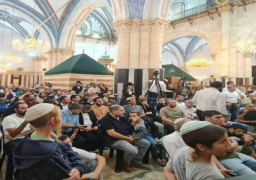 مئات المُستوطنين الإسرائيليين يدنسون المسجد الإبراهيمي ويقيمون حفلا غنائيا داخله