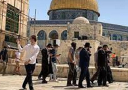 مُستوطنون إسرائيليون يقتحمون “الأقصى” بحماية شرطة الاحتلال