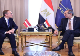 وزير الاتصالات يبحث مع سفير ” لاتفيا” بالقاهرة التعاون فى مجالات الاتصالات