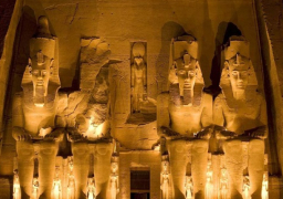 وصول أكثر من 8 آلاف سائح لمعبدي أبوسمبل مع بدء الموسم السياحي الجديد