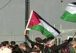 متظاهرون مؤيدون للفلسطينيين يعترضون سفينة أمريكية