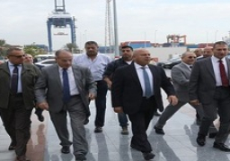 وزير النقل يتفقد محطة تحيا مصر متعددة الأغراض ويشهد عملية استقبال و تفريغ السفينة EVER LEARNED