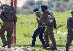 الاحتلال الإسرائيلي يعتقل 40 فلسطينيًا من الضفة الغربية وسط عمليات تنكيل واسعة واعتداءات بالضرب المبرح