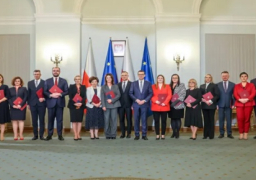 الحكومة البولندية الجديدة تؤدي اليمين الدستورية وتنتظر منح الثقة