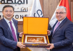 رئيس اقتصادية قناة السويس يلتقي وفد صيني من منطقة هايكو للتنمية الصناعية