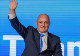 كريستوفر لوكسون يؤدي اليمين الدستورية رئيسا لوزراء نيوزيلندا