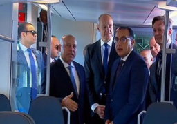 مدبولي يتفقد أحد عربات القطار السريع خلال افتتاح معرض النقل الذكي بدورته الـ5