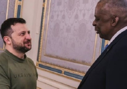 وزير الدفاع الأمريكي يتعهد لزيلينسكي بمواصلة دعم احتياجات أوكرانيا