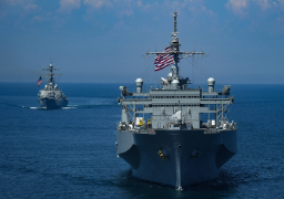 سفينة حربية أمريكية تُسقط 4 طائرات مسيّرة أطلقها الحوثي تجاهها فوق البحر الأحمر