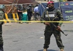 مقتل وإصابة 5 من الشرطة الباكستانية في هجمات على مقار للشرطة والجيش