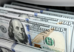 استقرار أسعار الدولار وتباين “اليورو” و”الإسترليني” في بداية التعاملات