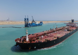 اقتصادية قناة السويس: تفريغ سيارات وتصدير خام الكلينكير والملح بموانئ المنطقة