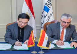 اقتصادية قناة السويس توقع عقد مشروع شركة هينيواى الصينية في منطقة القنطرة غرب الصناعية