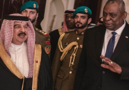 العاهل البحريني ووزير الدفاع الأمريكي يبحثان أهمية وقف إطلاق النار وإيصال المساعدات الإنسانية لغزة