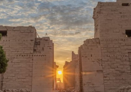 بالصور ..معابد الكرنك تشهد ظاهرة تعامد الشمس على المحور الرئيسي لمعبد أمون رع… وتوافد الزوار لرصد الظاهرة الفريدة