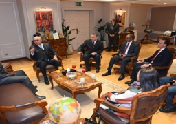 بالصور.. وزير الإسكان يعرض على نظيره من زيمبابوى والوفد المرافق له التجربة العمرانية المصرية فى مختلف جوانبها
