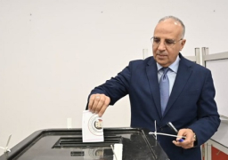 بالصور.. وزير الري يدلي بصوته في الانتخابات الرئاسية فور عودته من الإمارات