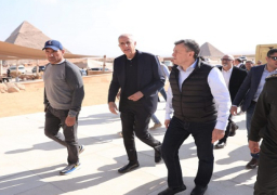 بالصور..وزير السياحة والآثار يتفقد مستجدات أعمال تطوير الخدمات بمنطقة أهرامات الجيزة