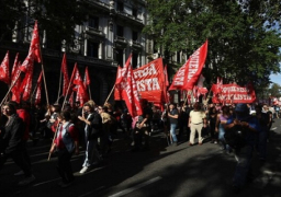 بعد 10 أيام على رئاسته.. احتجاجات أمام القصر الرئاسي في بوينس آيرس ضد إجراءات ميلي