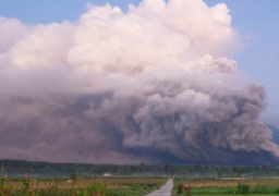 رفع حالة التأهب في إندونيسيا بعد تدفق حمم بركانية باردة من جبل سيميرو