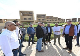 وزير الإسكان يتفقد مشروع الوحدات الفندقية والسياحة العلاجية والاستشفائية بمدينة أسوان الجديدة