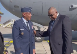 وزير الدفاع الأمريكي يصل إسرائيل في مستهل جولة شرق أوسطية