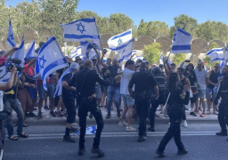 مُتظاهرون إسرائيليون يغلقون مدخل “الكنيست” ويطالبون بإجراء انتخابات مُبكرة