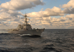 رغم الضربات الموجهة لهم .. الحوثيون يعلنون استهداف سفينة حربية أمريكية في خليج عدن