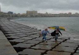 أمطار على الإسكندرية مع استمرار حركة الملاحة بالميناء