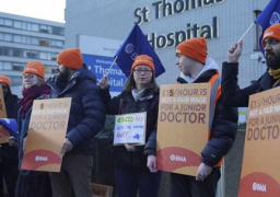 آلاف الأطباء في بريطانيا يبدأون أطول إضراب لهم على الإطلاق احتجاجا على الأجور