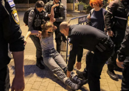 أهالي المحتجزين الإسرائيليين يقتحمون الكنيست ويطالبون بصفقة فورية مع حماس