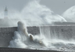 انقطاع الكهرباء عن آلاف المنازل في بريطانيا مع استمرار العاصفة إيشا
