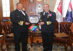 بالصور.. قائد القوات البحرية يلتقي قائد القوات البحرية لجنوب أفريقيا