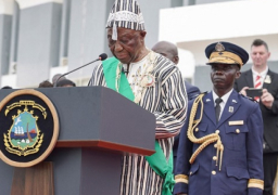 رئيس ليبيريا الجديد يتعرض لوعكة صحية شديدة خلال حفل تنصيبه