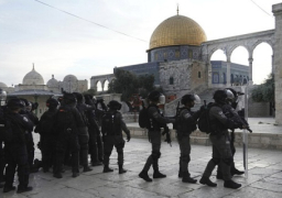 عشرات المُستوطنين الإسرائيليين يقتحمون باحات الأقصى بحماية شرطة الاحتلال