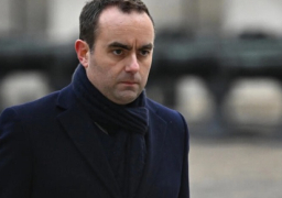 فرنسا تبدي استعدادها لتزويد أوكرانيا المزيد من مدافع قيصر