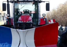 مزارعون غاضبون يحاصرون باريس بالجرارات.. والسلطات تنشر 15 ألف عنصر أمن