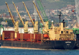 الحوثيون يعلنون استهداف سفينة بريطانية في خليج عدن وطائرة أمريكية في الحديدة