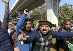 الآلاف يغلقون الطرق السريعة في جنوب غرب باكستان احتجاجا على نتائج الانتخابات